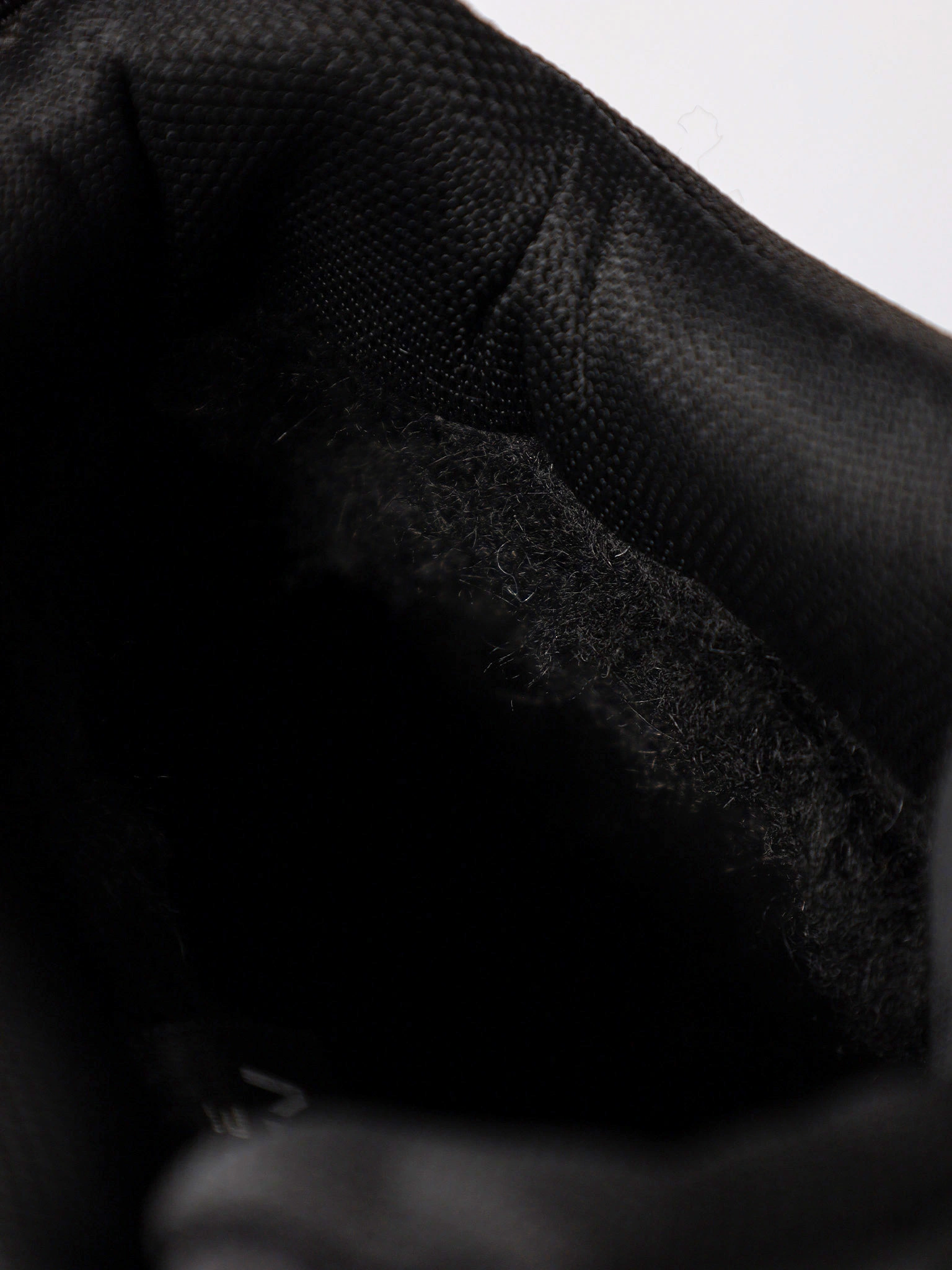 Кроссовки черного цвета текстильные на рельефной подошве